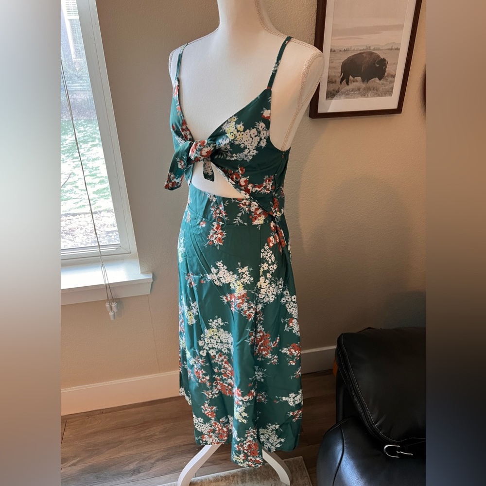 Silk/satin summer dress size medium. Brand new.